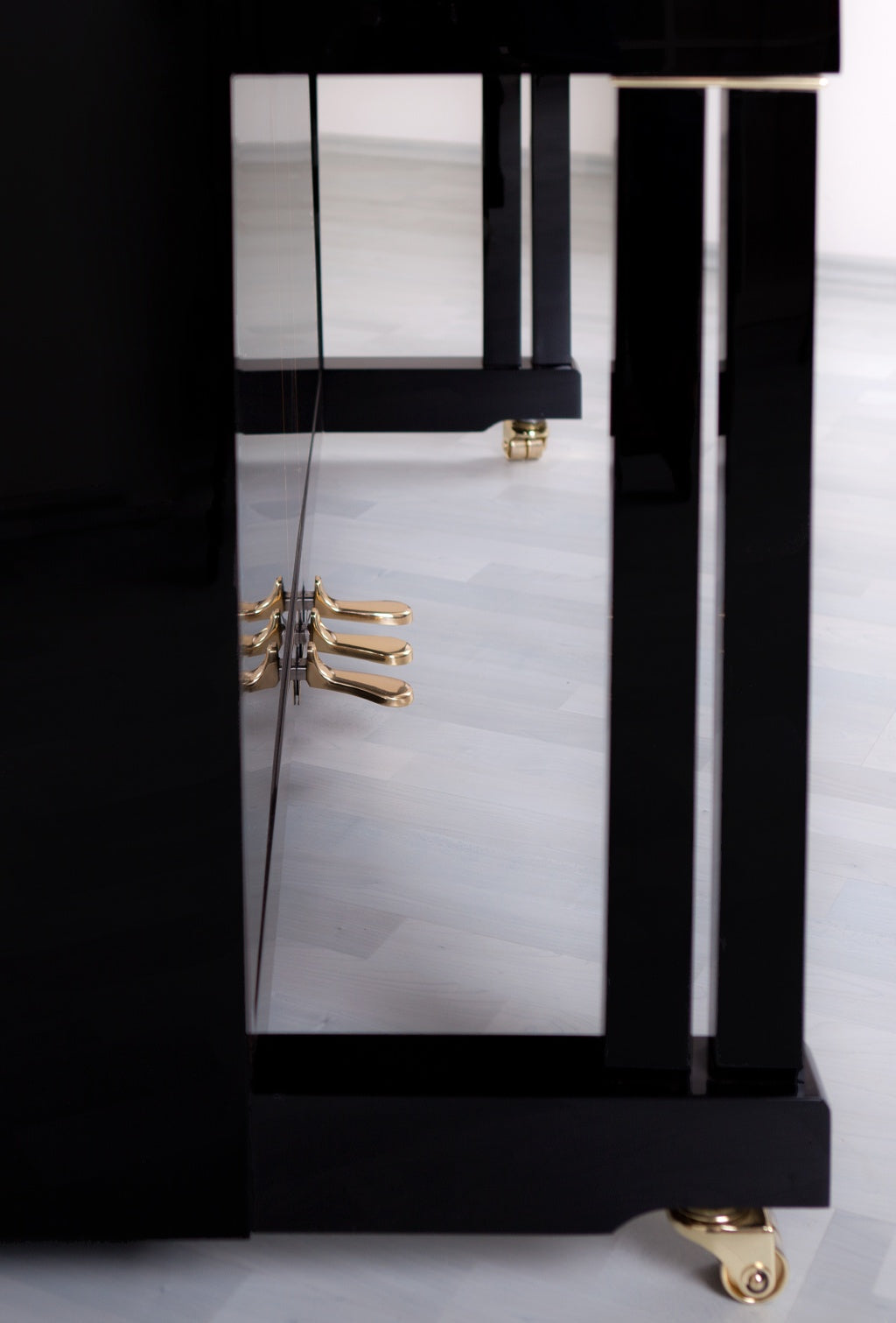 Feurich Mod. F125 - Design - Negro pulido, Herraje dorado.